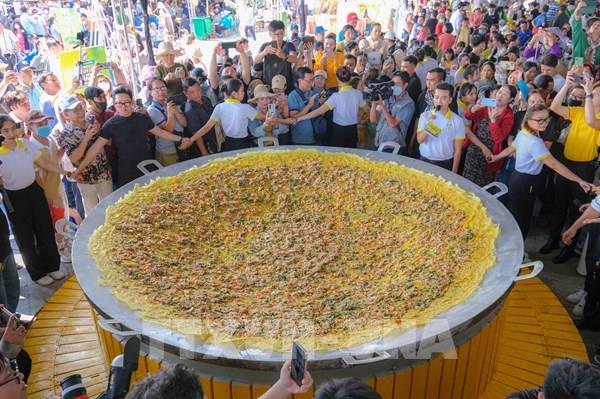 Bất ngờ với bánh xèo khổng lồ tại Lễ hội Bánh dân gian Nam Bộ