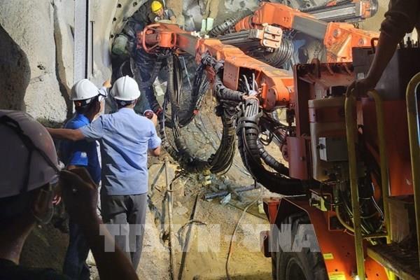 Khoan 37 mũi bơm bê tông gia cố, dự kiến 22/4 thông hầm Đèo Cả
