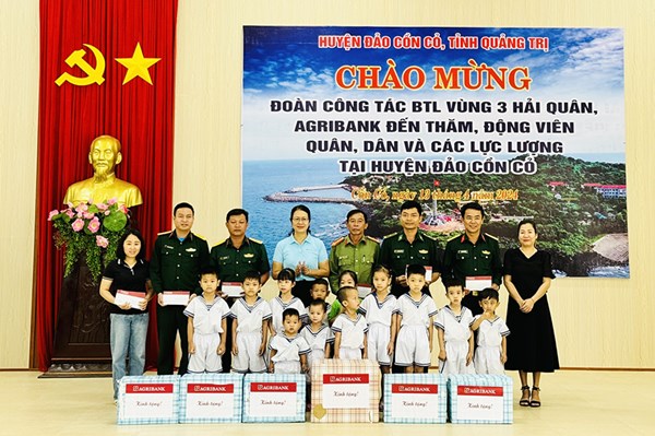Agribank tặng quà quân và dân huyện đảo Cồn Cỏ (Quảng Trị)