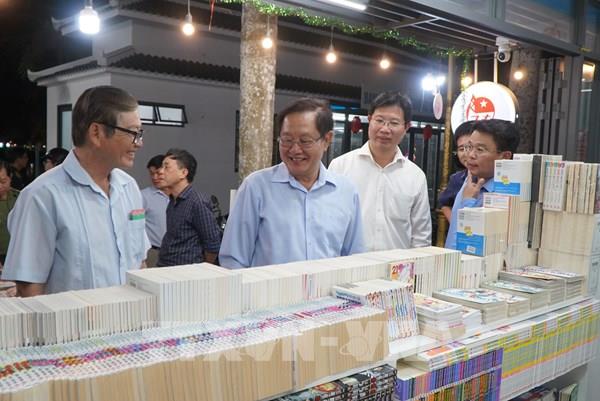 Trao tặng tủ sách cho trường học vùng sâu, biên giới tại Đồng Tháp