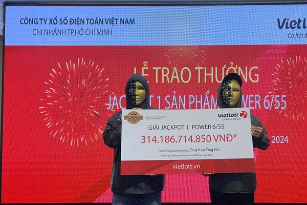 Vietlott trao giải thưởng xổ số lớn nhất trong lịch sử 