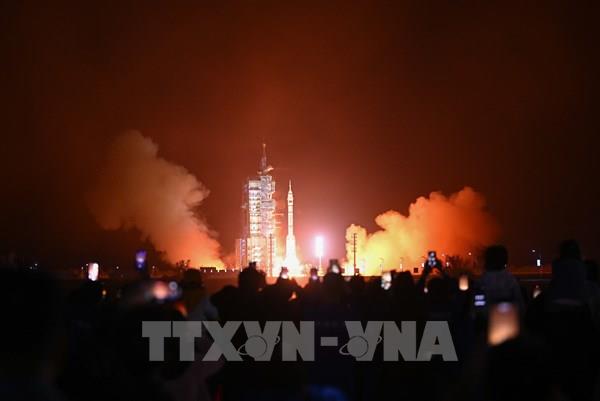 Tàu Thần Châu-18 lắp ghép với Trạm vũ trụ Thiên Cung