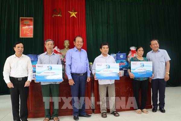 Cùng ngư dân thắp sáng đèn trên biển