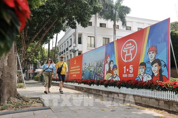 Đường phố Hà Nội trang hoàng rực rỡ dịp lễ 30/4 - 1/5/2024