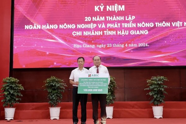 Bảo hiểm Agribank tài trợ cho người có hoàn cảnh khó khăn tỉnh Hậu Giang