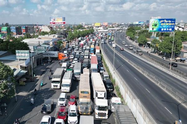 Ùn tắc gần 10 km, người dân chật vật di chuyển qua cửa ngõ Đồng Nai