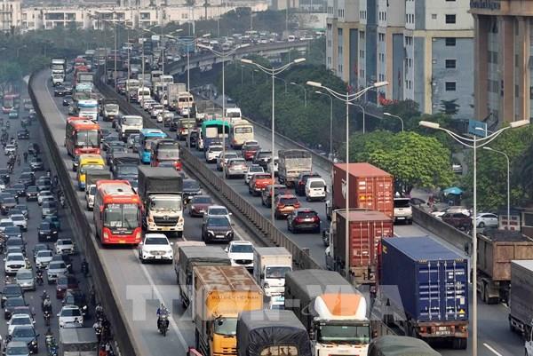 Xe 16 chỗ gặp sự cố ở cao tốc Pháp Vân: “Giải cứu” trẻ nhỏ, người già khỏi nắng nóng