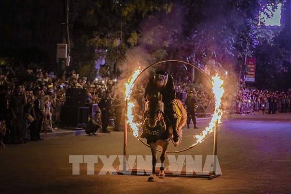 Ngắm Cảnh sát cơ động kỵ binh biểu diễn trên đường phố Điện Biên