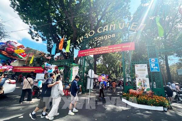 Người dân TP Hồ Chí Minh đổ dồn về các điểm vui chơi, giải trí dịp 30/4