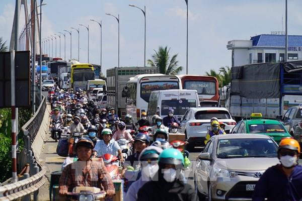 Liên tục xả trạm thu phí cầu Rạch Miễu giảm ùn tắc giao thông