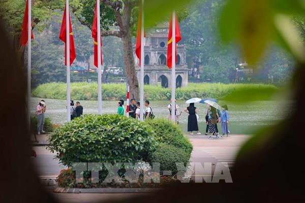 Lượng khách quốc tế đến Hà Nội tăng mạnh dịp nghỉ lễ dù thời tiết khắc nghiệt