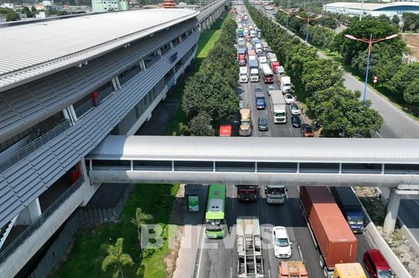 Đã hoàn thành hai cầu bộ hành kết nối nhà ga trên cao metro Bến Thành - Suối Tiên