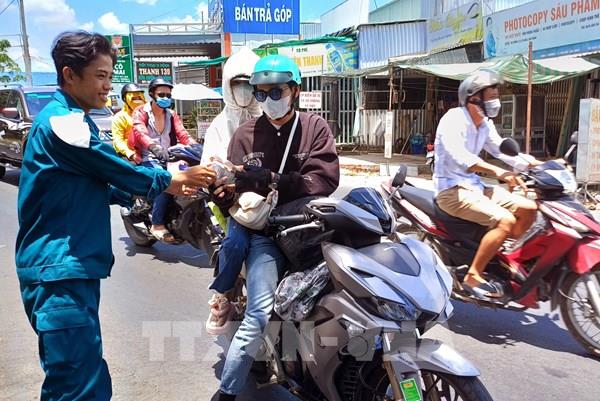 Sóc Trăng hỗ trợ hàng ngàn chai nước, khăn lạnh miễn phí cho người dân về quê