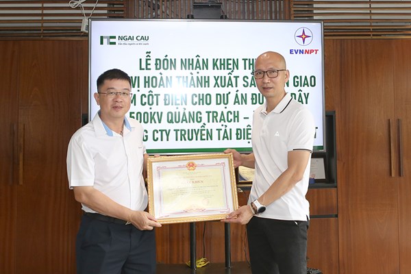Khen thưởng đơn vị đầu tiên hoàn thành sản xuất cột thép Dự án đường dây 500kV mạch 3