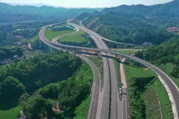 Hàng chục người nhập viện sau vụ sập cao tốc tại Trung Quốc