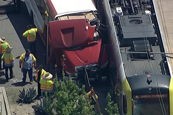 Mỹ: Va chạm giữa tàu điện và xe buýt tại Los Angeles, 55 người bị thương