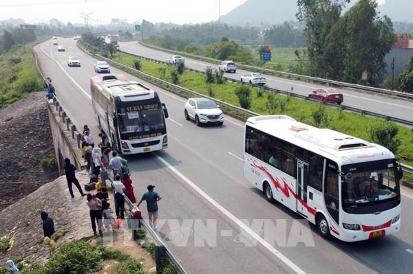 Hiểm họa khôn lường từ những “bến xe” trên cao tốc Nội Bài - Lào Cai