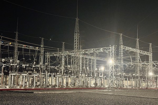 Vượt tiến độ đóng điện đường dây từ trạm biến áp 220 kV Phố Cao – trạm 110 kV Hưng Hà  