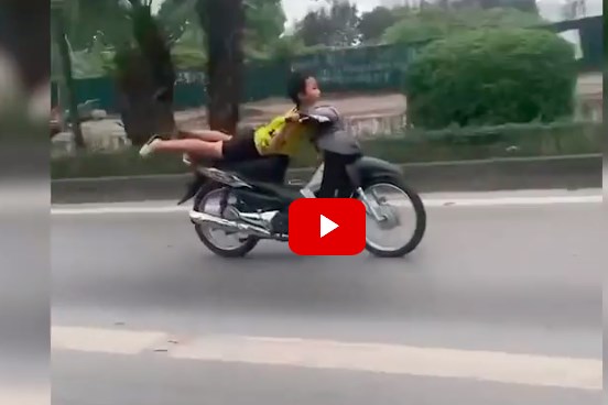 Hà Nội: Xác minh nam thanh niên nằm điều khiển xe máy trên đường BRT