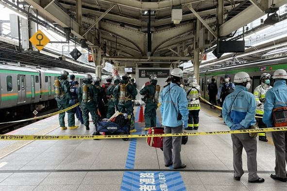 Dịch vụ đường sắt Nhật Bản gián đoạn do phát hiện vật phẩm đáng ngờ