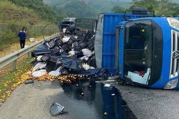 Tai nạn giao thông liên hoàn 6 xe ô tô trên cao tốc Nội Bài – Lào Cai