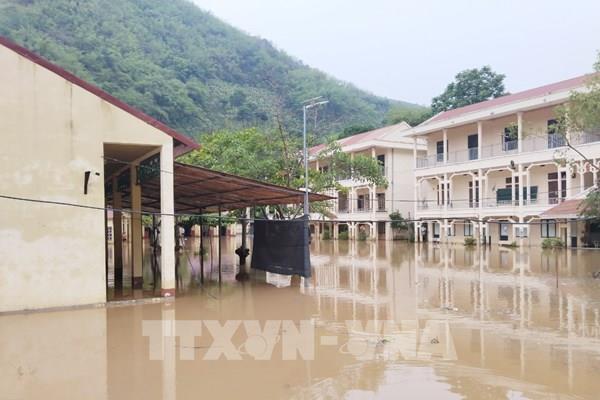 Trường học tại Sơn La bị ngập sâu do mưa lớn