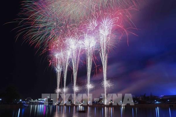 Mãn nhãn màn pháo hoa chào mừng kỷ niệm 70 năm Chiến thắng Điện Biên Phủ