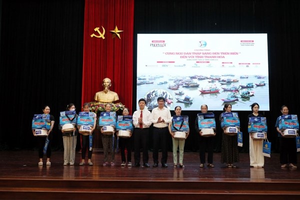 Agribank tiếp tục đồng hành cùng ngư dân thắp sáng đèn trên biển