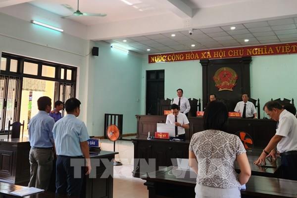 Miễn hình phạt chính đối với hai cựu cán bộ CDC Thừa Thiên - Huế