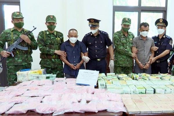 Bắt quả tang 2 đối tượng vận chuyển hơn 70 kg ma túy qua biên giới