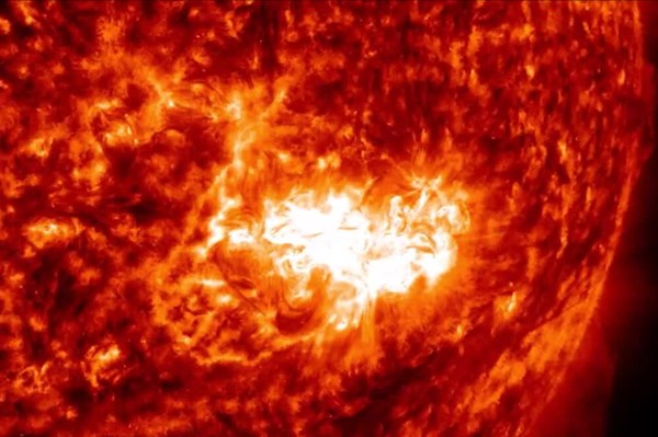 Bão Mặt Trời mạnh nhất 20 năm tấn công Trái Đất