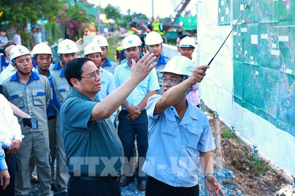Thủ tướng khảo sát các dự án hạ tầng giao thông, chống biến đổi khí hậu tại Cần Thơ