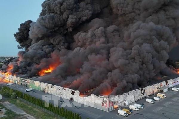 Cháy trung tâm thương mại tại Ba Lan: Chính quyền tìm giải pháp hỗ trợ các tiểu thương