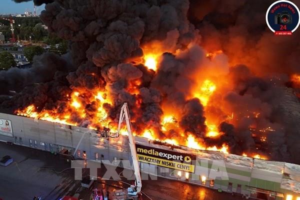 Vụ cháy trung tâm thương mại tại Ba Lan: Khẩn trương hỗ trợ tiểu thương và lao động người Việt Nam