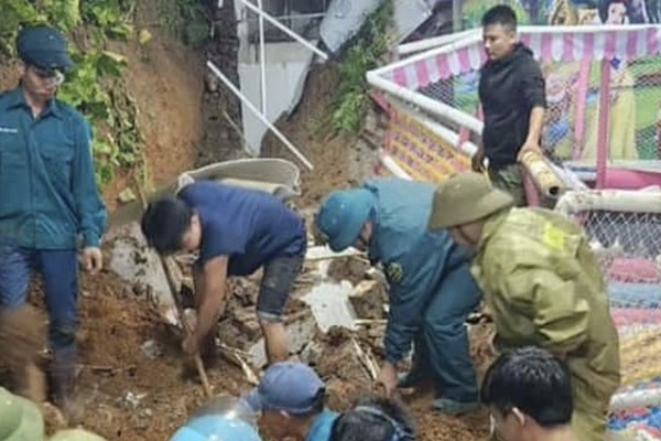 Hà Nội: Sập tường nhà dân do mưa lớn làm 3 cháu nhỏ tử vong