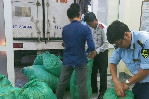  Chuyển hồ sơ vụ sản xuất, buôn bán hàng giả sang cơ quan Công an tiếp tục xử lý