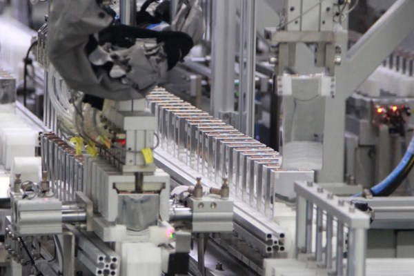 Pháp nỗ lực củng cố chuỗi cung ứng pin xe điện