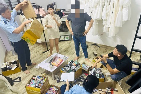 Tạm giữ lô thiết bị đốt tinh dầu và phụ kiện thuốc lá điện tử trị giá gần 130 triệu đồng