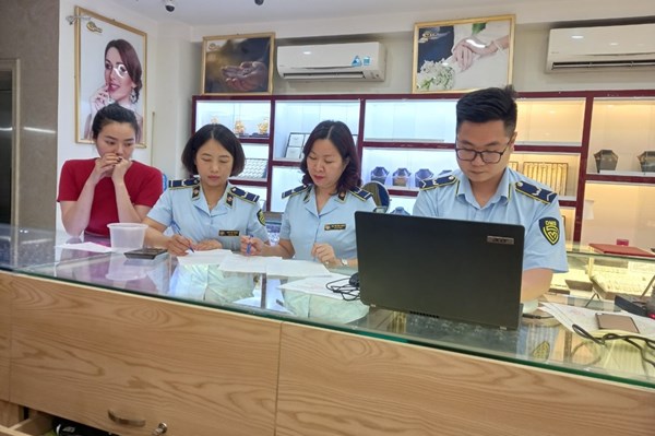 Xử phạt 12 doanh nghiệp kinh doanh vàng vi phạm về biển hiệu