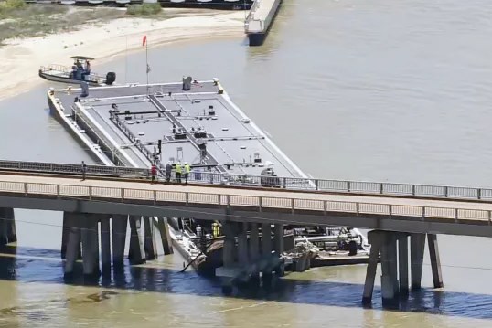 Mỹ: Sà lan chở nhiên liệu đâm vào trụ cầu