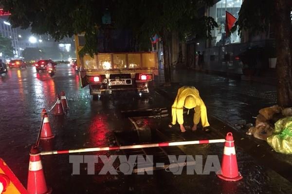 Tìm nguyên nhân khiến mặt cầu Vĩnh Tuy 2 bị đọng, ngập nước sau mưa