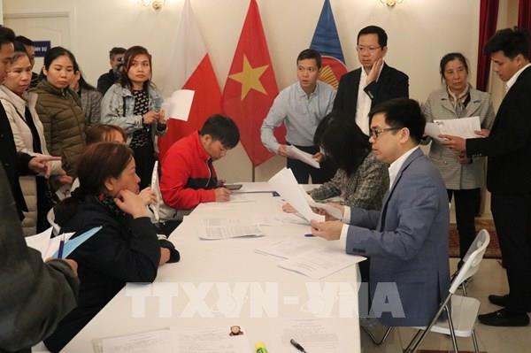 Vụ cháy Trung tâm thương mại: Đại sứ quán Việt Nam tại Ba Lan hỗ trợ bà con làm lại giấy tờ tùy thân