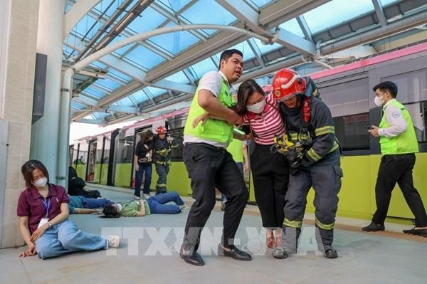 Diễn tập sơ tán hành khách khi tàu đường sắt đô thị Nhổn - ga Hà Nội gặp sự cố