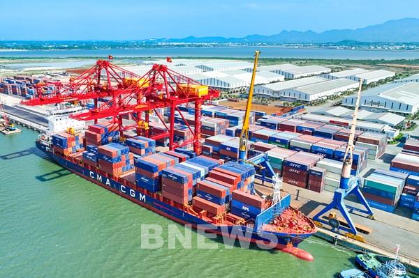 Doosan Vina bàn giao 2 cẩu bờ chạy ray cho cảng Chu Lai