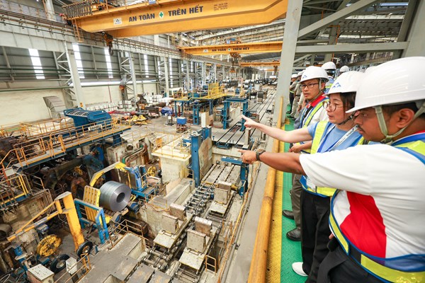 Bán giá “sập sàn”, thép ngoại lấn át hàng trong nước