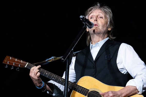 Paul McCartney - nhạc sĩ đầu tiên của Anh trở thành tỷ phú
