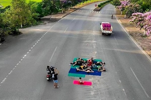 Xử phạt hành chính nhóm người tập yoga, chụp ảnh giữa đường