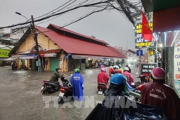 TP Hồ Chí Minh: Mưa lớn ngay giờ tan tầm, nhiều tuyến đường ngập sâu