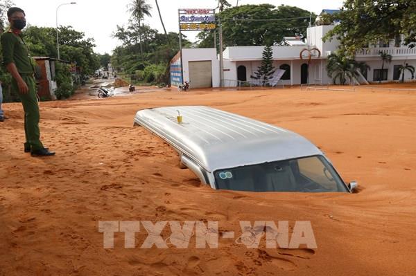 Lũ cát đỏ vùi lấp nhiều ô tô, xe máy tại Phan Thiết