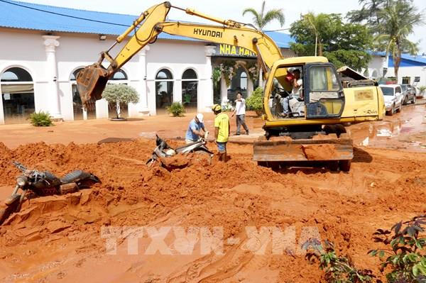 Khắc phục sự cố cát tràn do mưa lớn tại Phan Thiết